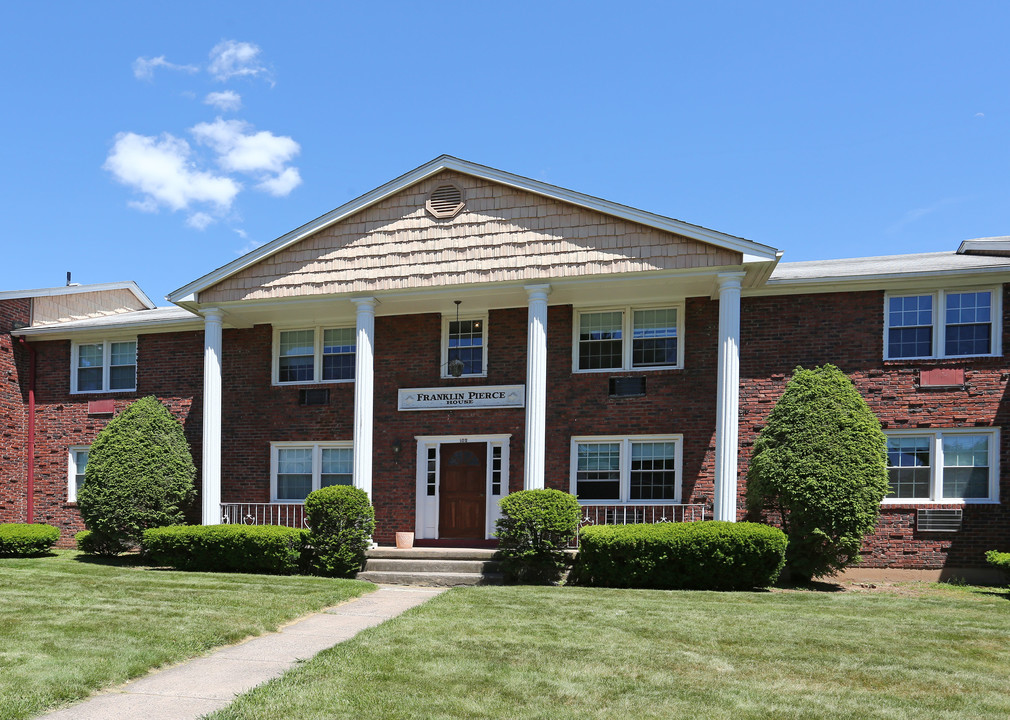 Fountain Village in Manchester, CT - Foto de edificio