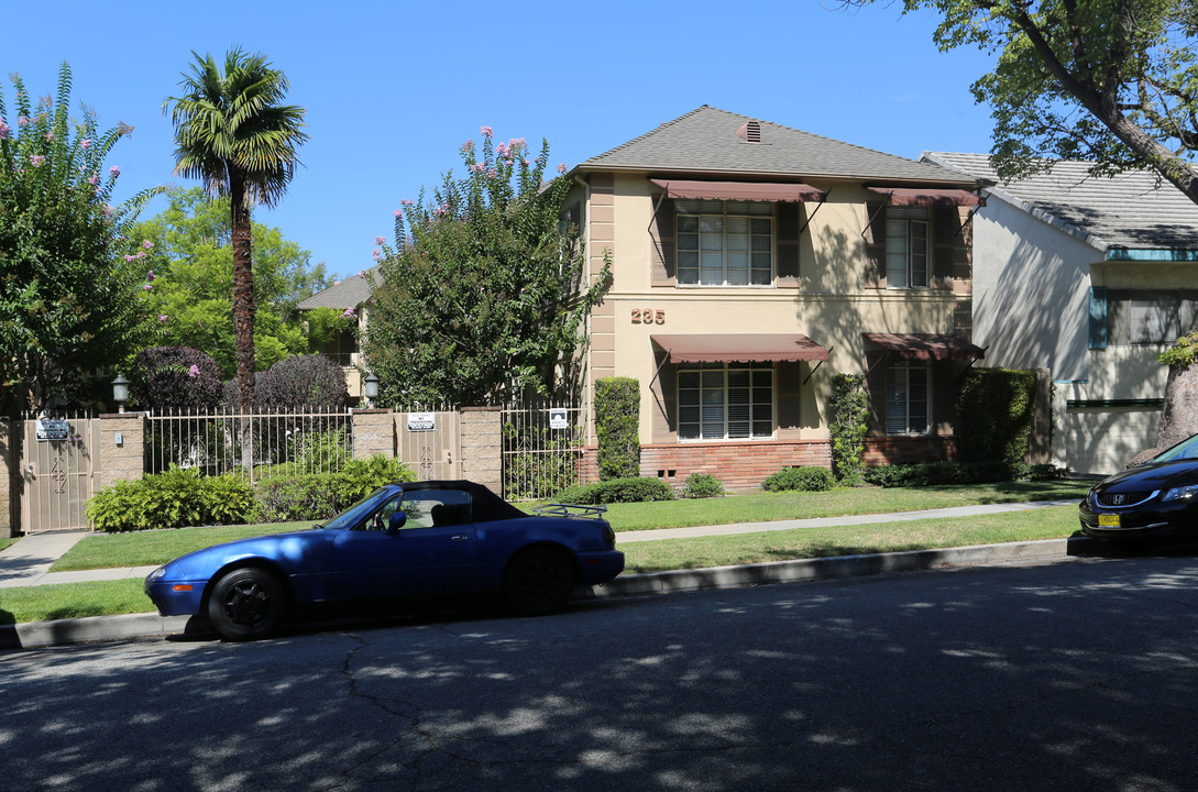 235 N Kenwood St in Glendale, CA - Building Photo