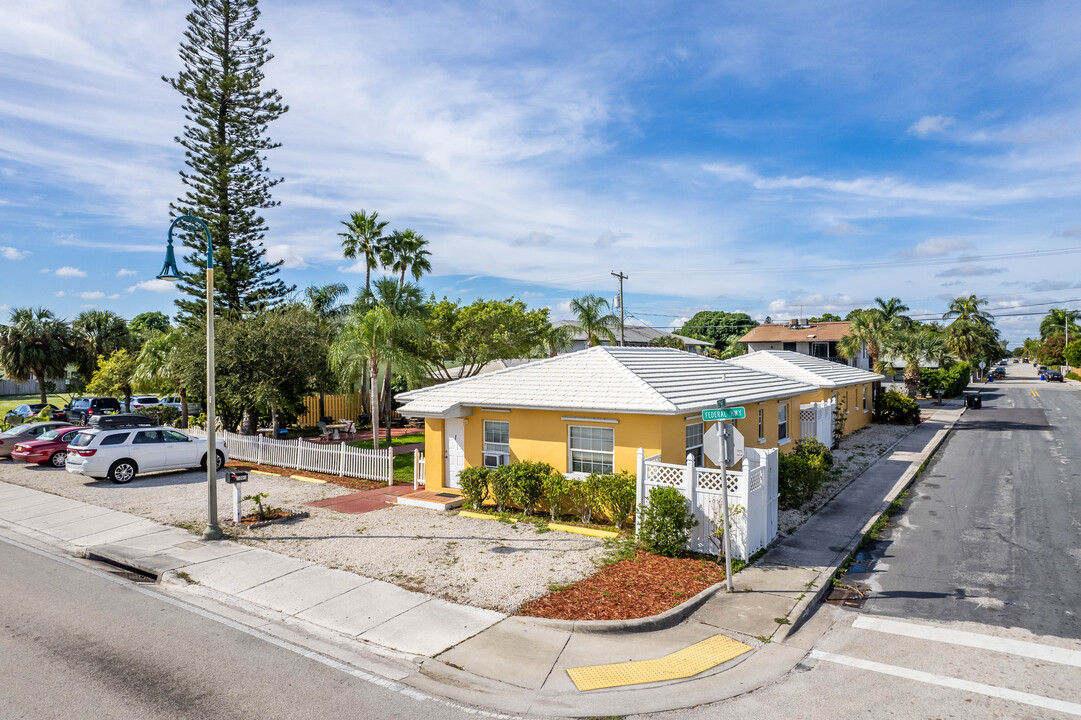 1001 S Federal Hwy in Lake Worth, FL - Building Photo