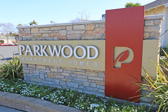 Parkwood Apartments in Fresno, CA - Building Photo - Building Photo