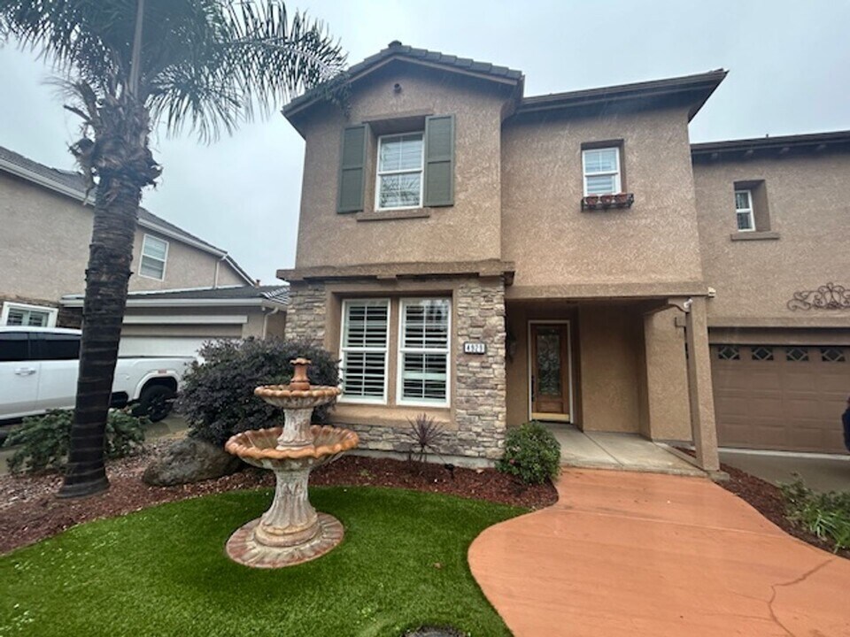 4929 W Pianosa Ave in Visalia, CA - Foto de edificio