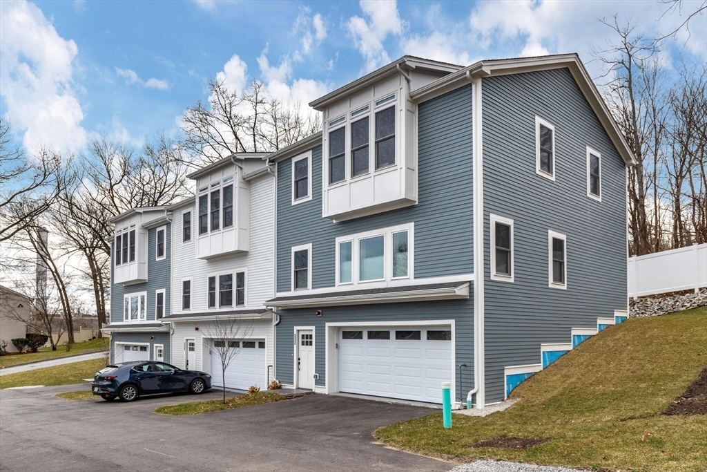 33 Dominion Rd in Worcester, MA - Building Photo