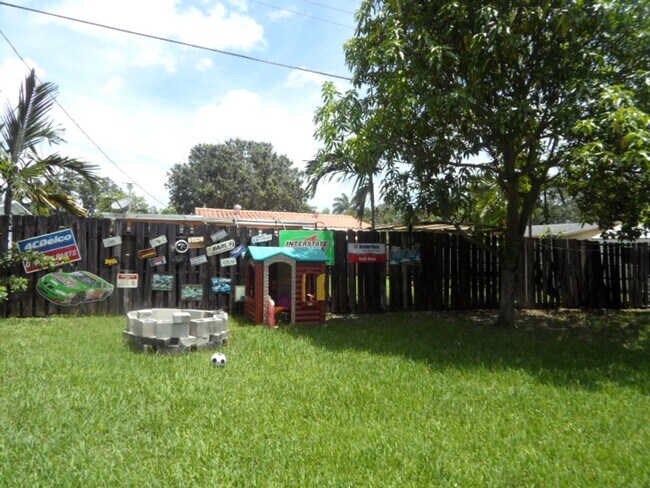 2781 SW 47th St in Fort Lauderdale, FL - Foto de edificio - Building Photo