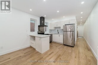 926 Kingston Rd in Toronto, ON - Building Photo - Building Photo