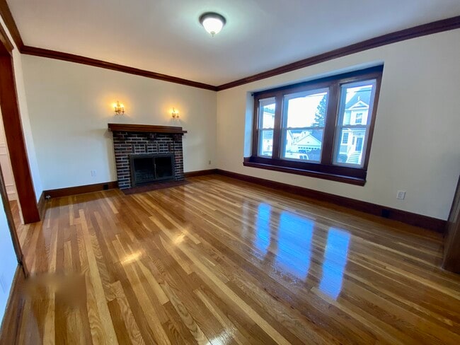 9 Jonathan St, Unit 1 in Belmont, MA - Foto de edificio - Building Photo