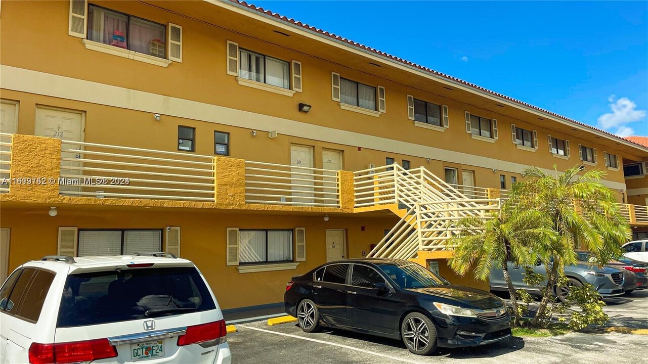 180 Royal Palm Rd in Hialeah, FL - Foto de edificio