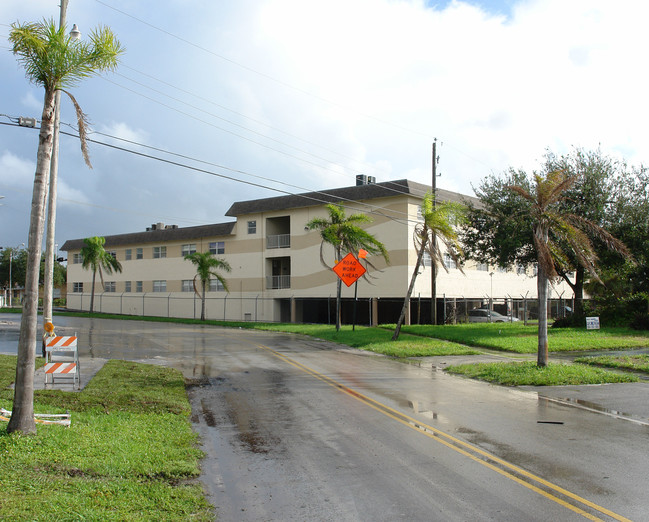 Sunshine Gardens in Miramar, FL - Building Photo - Building Photo