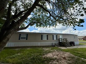 3913 Carlyss Dr in Sulphur, LA - Building Photo