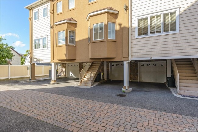 330 Maple Ave in Westbury, NY - Building Photo - Building Photo