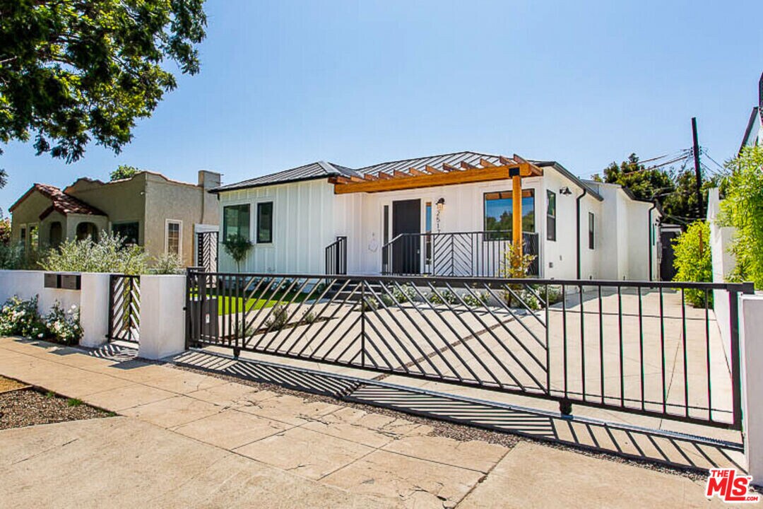 2517 Federal Ave in Los Angeles, CA - Foto de edificio