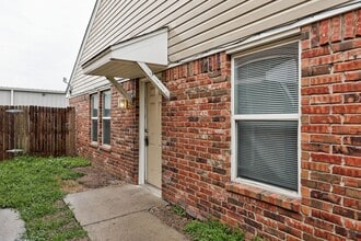 1316 Commerce Dr in Norman, OK - Foto de edificio - Building Photo