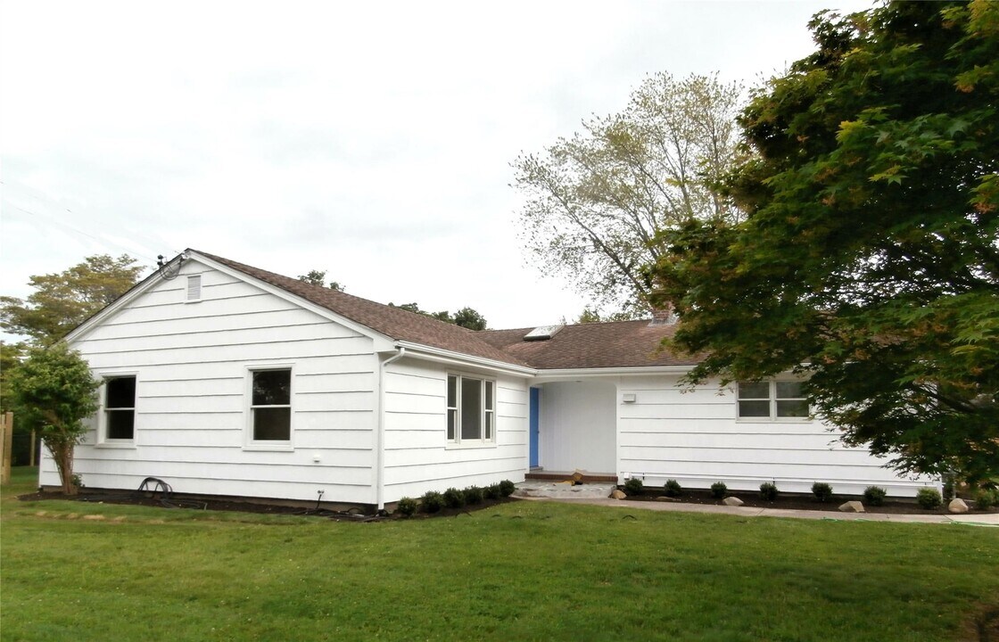22950 Main Rd in Orient, NY - Building Photo