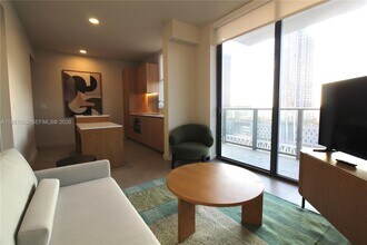 698 NE 1st Ave in Miami, FL - Building Photo - Building Photo