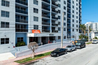 401 BLU in Miami Beach, FL - Building Photo - Building Photo