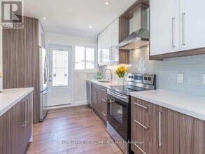 112 Murray Dr in Aurora, ON - Building Photo - Building Photo