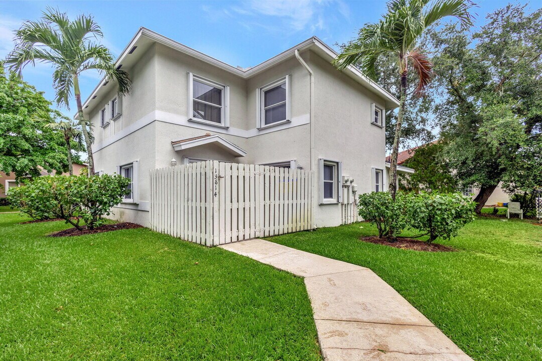 13814 Yarmouth Dr in Wellington, FL - Building Photo