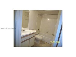 2400 NW 33rd St in Oakland Park, FL - Building Photo - Building Photo