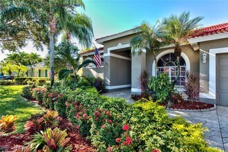 8850 Creek Run Dr in Bonita Springs, FL - Foto de edificio - Building Photo