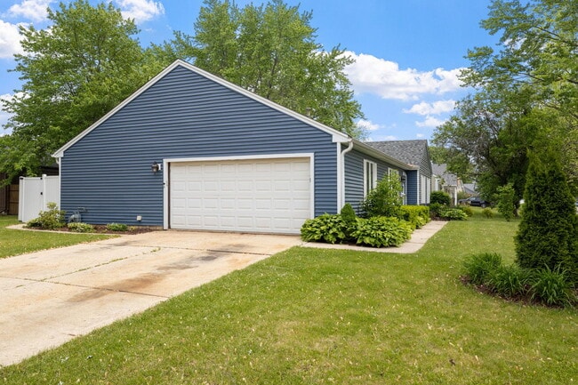 2 Afton Dr in Montgomery, IL - Building Photo - Building Photo