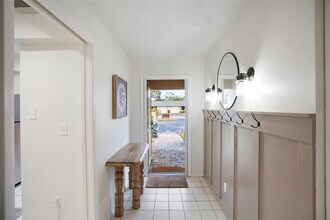 6884 W Country Club Ln in Sarasota, FL - Building Photo - Building Photo