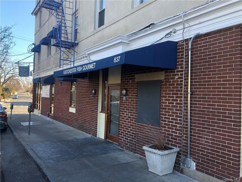 837 White Plains Rd-Unit -3R in Scarsdale, NY - Building Photo