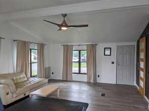 101 W Skyway Dr in Muncie, IN - Foto de edificio - Building Photo