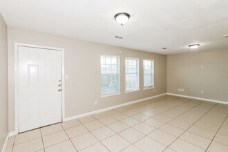 4966 N Cancun Dr in Houston, TX - Building Photo - Building Photo