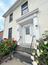 33 Pine St in Burlington, VT - Foto de edificio - Building Photo