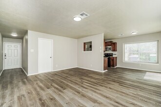 1070 Hickory Trail St in San Antonio, TX - Building Photo - Building Photo