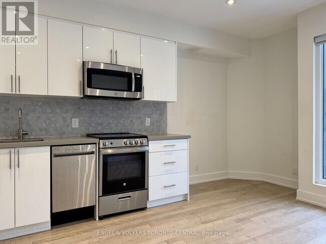 1555 Bloor St W in Toronto, ON - Building Photo - Building Photo