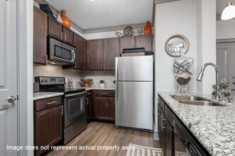 4689 Mustang Pkwy in Carrollton, TX - Foto de edificio - Building Photo