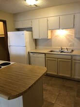 905 NE Rogers Ln in Lawton, OK - Building Photo - Building Photo