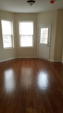 2133 N Springfield Ave-Unit -2F in Chicago, IL - Foto de edificio - Building Photo
