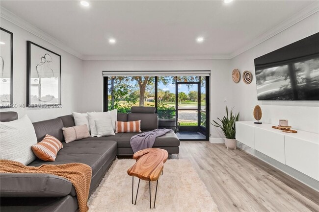 9001 Jacaranda Ln in Plantation, FL - Building Photo - Building Photo