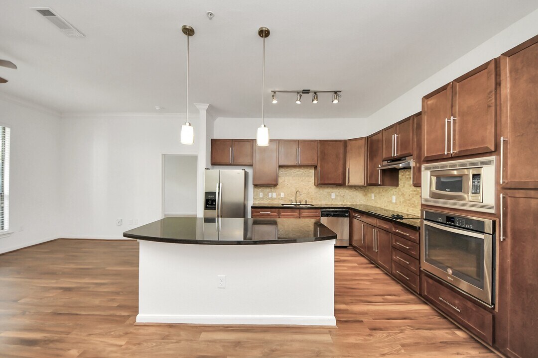 6363 San Felipe St in Houston, TX - Building Photo