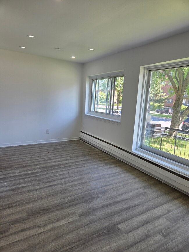 250 Alexis-Nihon Boul in St. Laurent, QC - Building Photo - Building Photo