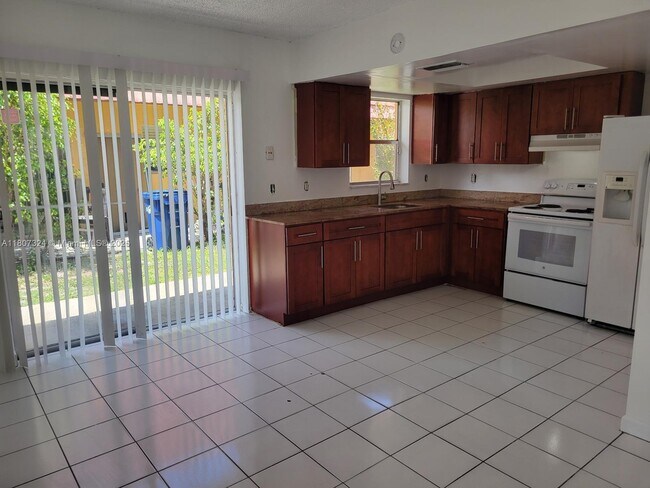 2500 NW 52nd Ave in Lauderhill, FL - Foto de edificio - Building Photo