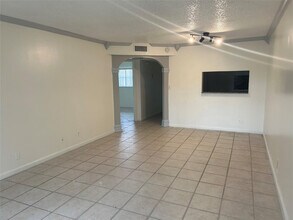 8000 Fairview Dr in Tamarac, FL - Foto de edificio - Building Photo