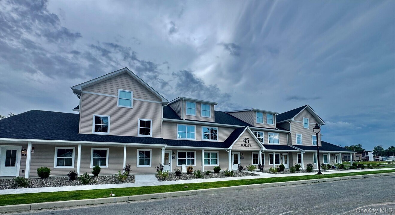 45 Park Ave in Wallkill, NY - Building Photo