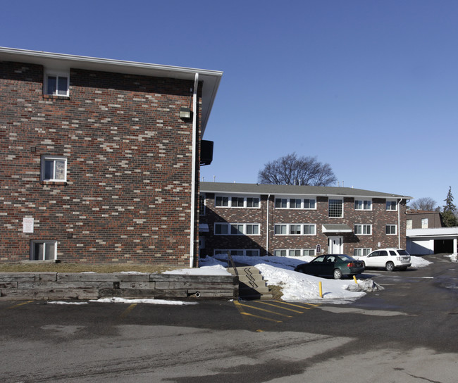 Blondo Crest Apartments in Omaha, NE - Foto de edificio - Building Photo