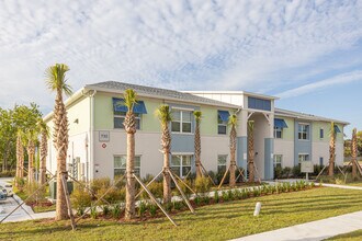 The Waves at Jacksonville Beach in Jacksonville Beach, FL - Foto de edificio - Building Photo