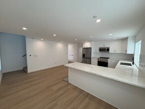 14165 Calvert St in Van Nuys, CA - Foto de edificio - Building Photo