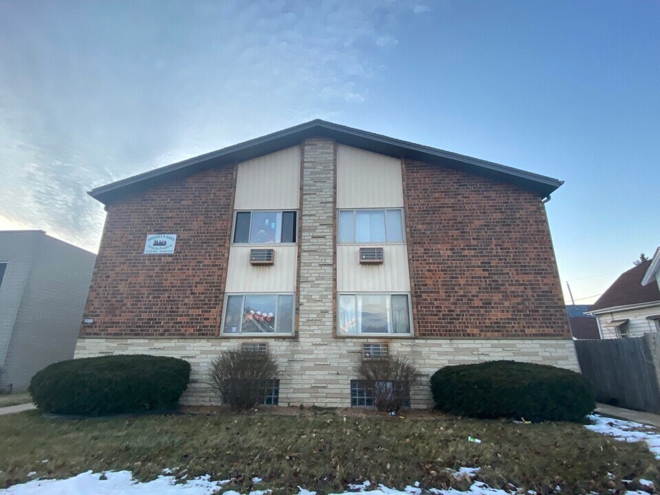 2111 S 60th St in West Allis, WI - Building Photo