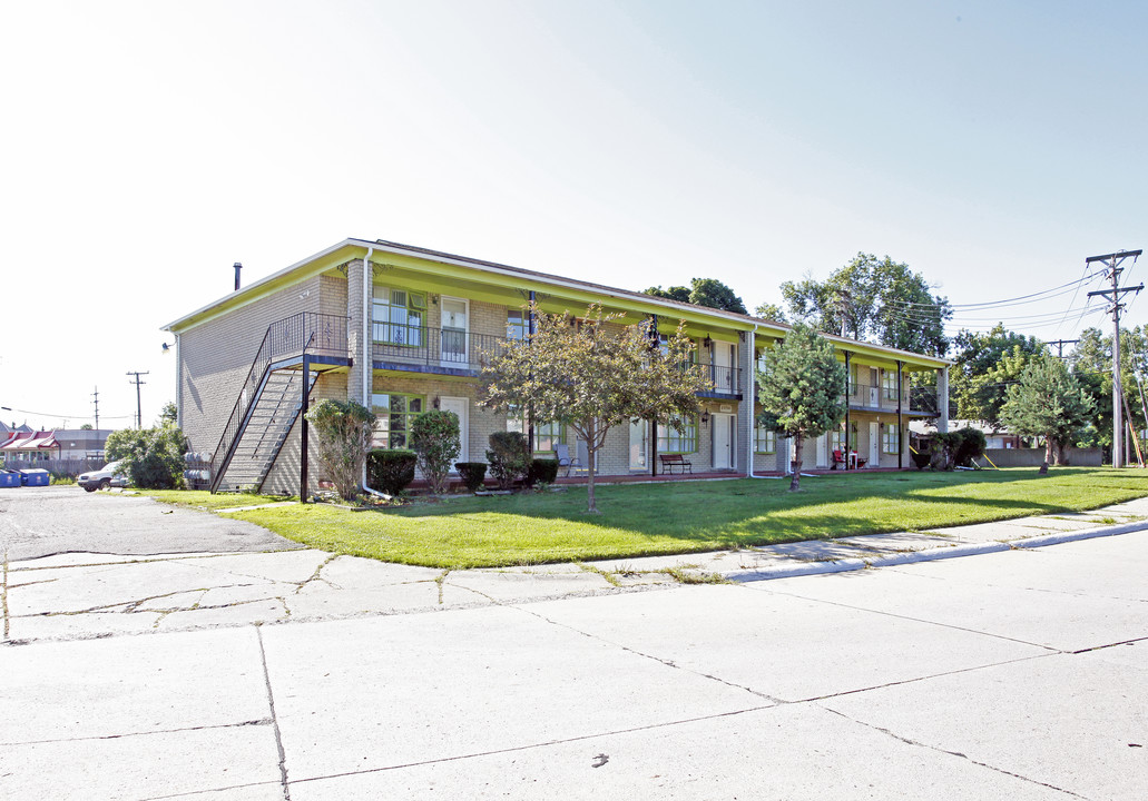 Bayview Apartments in Clinton Township, MI - Building Photo