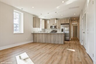 3216 N Karlov Ave in Chicago, IL - Building Photo - Building Photo