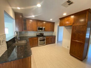 43100 18th St W in Lancaster, CA - Building Photo - Building Photo