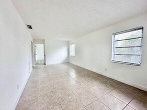 906 Foresteria Dr in Lake Park, FL - Building Photo - Building Photo