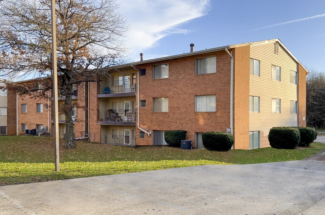 Countryside Estates in Roanoke, VA - Building Photo