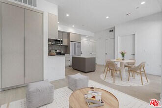 11727 Kiowa Ave in Los Angeles, CA - Foto de edificio - Building Photo