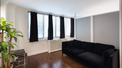 2030 F St NW, Unit 107 in Washington, DC - Foto de edificio - Building Photo